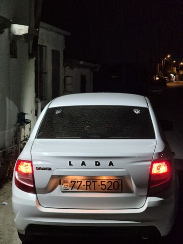 VAZ (LADA): Barter de var Lada Granta modelinin bu ağ rəngli sedanı dörd qapıya və — 22