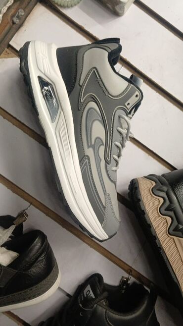 Кроссовки и спортивная обувь: Мужская обувь (несколько моделей) 1) Кроссовки серо‑чёрные Waterproof — 11