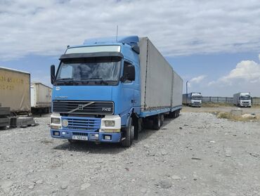 грузовики тягачи: Тягач, Volvo, 2001 г., Тентованный