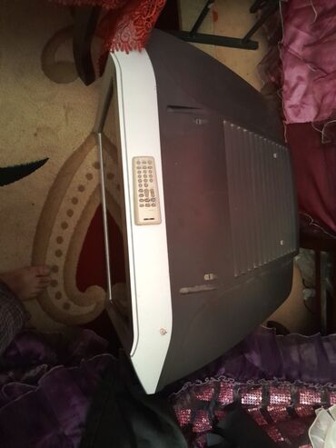 samsung tv pultu: Bu, Samsung markalı, boz rəngli CRT televizordur. Televizorun ön