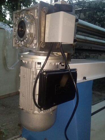 Metal dəzgahları: Metal bükmə/valçanka dəzgahı – elektrik ötürücülü - 3 valslı silindr — 2