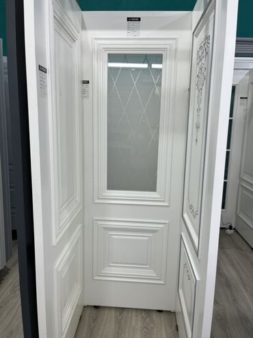 otaq qapilari 2022: Ağ rəngdə, şüşəli, daxili qapı. Bu qapı, klassik dizaynı ilə seçilir