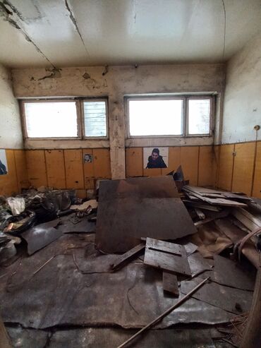 Anbar və emalatxanalar: 5 mertebeli binanin 1ci mertebesi 125kv 6 otaq elave kalidor iki — 12