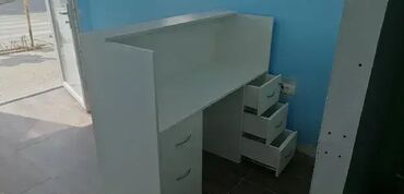 Stolovi: Pult 1 Materijal: Univer debljine 18 mm u beloj boji. Dimenzije — 2