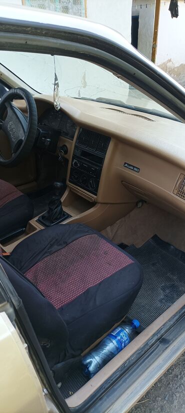 авто афтамат: Audi 80 седан, золотистый цвет. Табличка на торпедо «Audi 80»