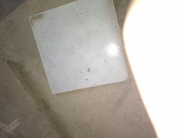 Tavalar: Ağ rəngli, kvadrat formalı keramika plitəsi təqdim olunur. Bu plitə