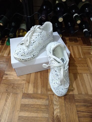 Sneakers & Athletic shoes: 36, color - White