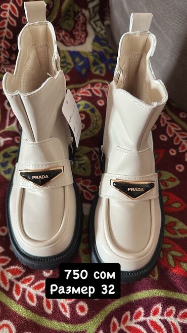 обувь рабочий: Детские светлые ботинки-берцы с декоративной пряжкой Prada на подъёме