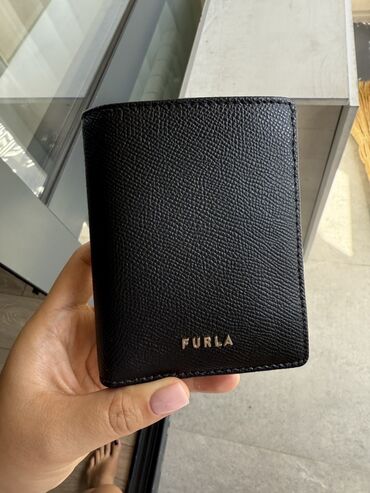 женский кошелек из натуральной кожи: Элегантный кошелек Furla в черном цвете. Модель имеет зернистую