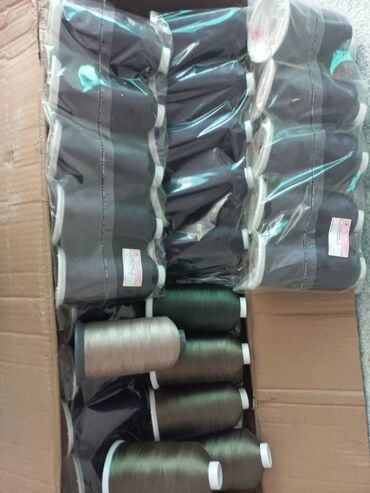 швейные оборудования: Шелковые нитки 3 расвета каждый из них по 6000метров и молния . Цена