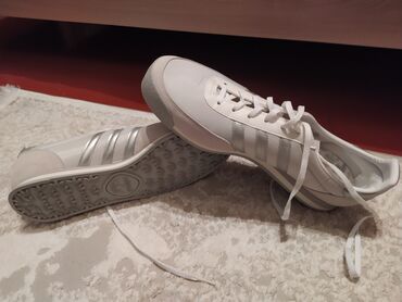 adidas running qadın krossovkaları: Ağ rəngdə Adidas krossovkalar. Bu krossovkalar gündəlik istifadə üçün