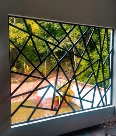 işlenmiş dam örtükleri: Müasir dizaynlı metal pəncərə barmaqlığı - Geometrik, mozaika tipli