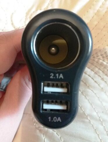 Auto oprema: USB auto punjač sa dva USB porta 2 u 1 - Dimenzija: 9,4 x 5,8 x — 2