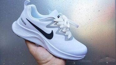 Women's Sneakers and athletic shoes: Nike Zoom
Brojevi 36 do 41 — 7
