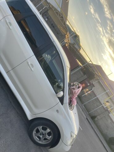 машина на час: Здаю в аренду Белый городской хэтчбек Toyota Ist, который идеально