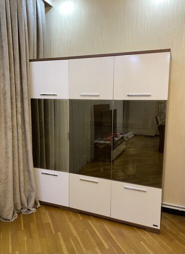 ağ rəng şəkil: Modern qonaq otağı mebel dəsti Dəst tərkibi: - 3 qapılı vitrin/şkaf