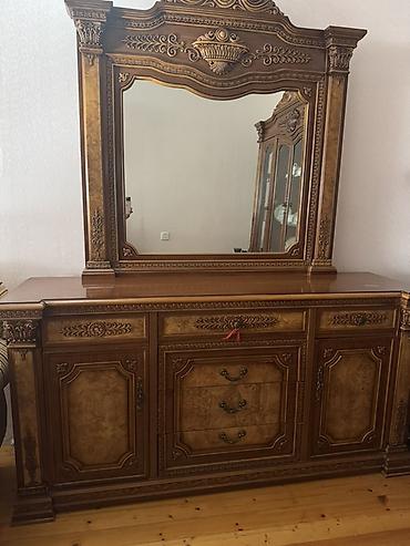 Гостиные гарнитуры: Klassik üslubda qonaq otağı mebel dəsti Tərkibi: - Şkaf-vitrin: 4 — 5