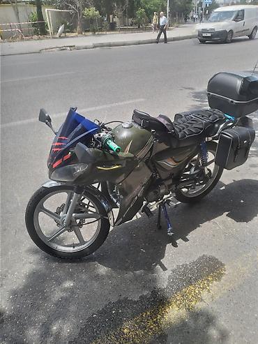 isma bikes: İdman tərzində şəhər motosikleti - Aqressiv ön kapot və qara-yaşıl — 1