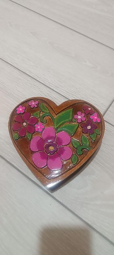 Шкатулки и подставки: Деревянные шкатулки в форме сердца с рельефной ручной росписью. - — 1