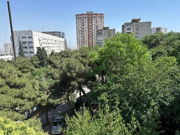 4 mikrorayon satilan menziller: Bakı, 4-cü mikrorayon, 2 otaqlı, Köhnə tikili, m. Memar Əcəmi, 55 kv. m