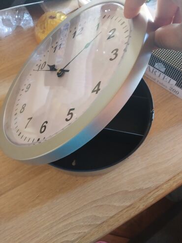 Ostali kućni dekor: Sat sa policama neko voli da ga zove sef. Moze da se ugradi u zid ili — 8