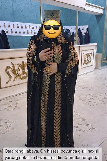 abaya: Qara rəngli abaya. Ön hissə boyunca qızılı naxışlı yarpaq detallar ilə — 1