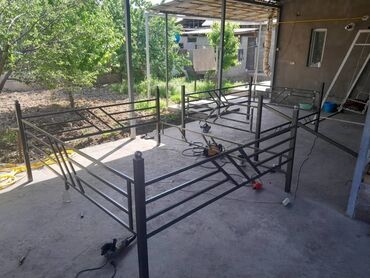 металлические жалюзи на окна: Тапчан сатылат размер 2.5×3.адрес Алтын Ордо баасы 15 000 сом