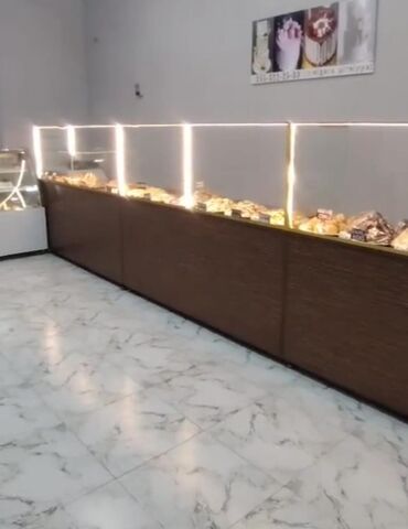 Qril aparatları: Quru vitrin.Üç ədədi.Biri 350 man. Uzunu 185 Eni 60 Hündürü 150.Unv