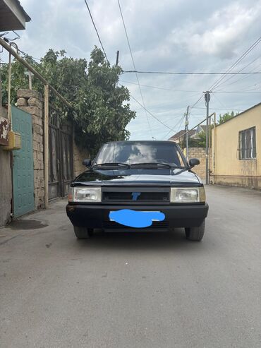 qubada ucuz avtomabiller: Ön və arxa hissədən görünən, dördqapılı qara rəngli Tofaş Şahin sedan