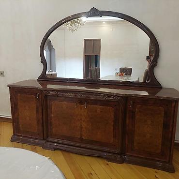 komod: Qonaq otağı üçün klassik üslubda mebel dəsti təqdim olunur. Dəstə — 1
