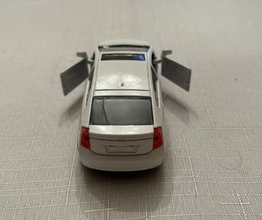 Avtomobil modelləri: Ağ rəngli mini model avtomobil – sedan/krossover üslubunda oyuncaq — 7