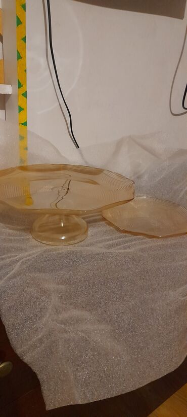 Tort və şiriniyyat qabları: Tort və şiriniyyat qabı, rəng - Sarı, Şüşə, Türkiyə — 1