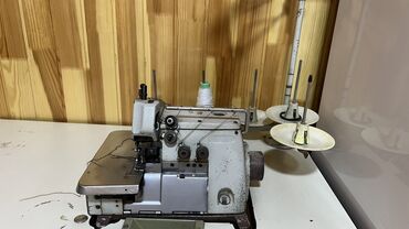 Tikiş maşınları: Sənaye overlok tikiş maşını və komple masası - 3/4 iplikli overlok