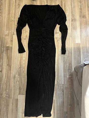 Elegantna crna duga haljina od rastegljivog somotastog/velur