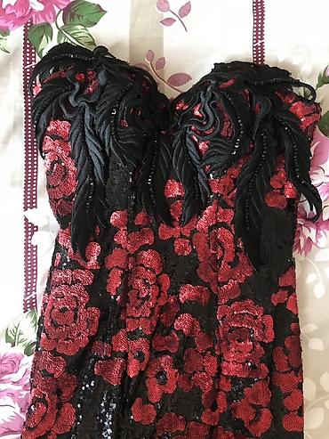 mirvari muncuqlar: Qırmızı güllü payetli gecə libası - Model: çiyinləri açıq, strapless — 10