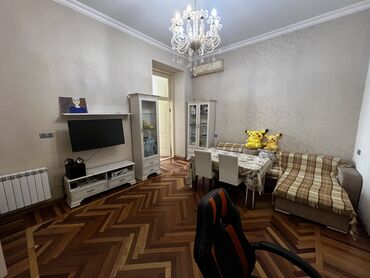 Mağazalar: Mərkəzdə yerləşən küçə səviyyəli obyekt/menzil. Tarixi binanın birinci — 6