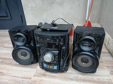Mikrofonlar: Музыкальный центр в хорошем состоянии есть функции караоке компактный