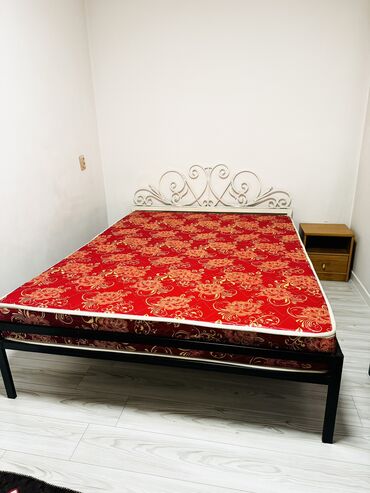 Кровати: Срочно продаю кровать вместе с матрасом