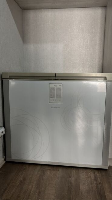 настольный холодильник: Холодильник Samsung, Двухкамерный, 105 * 92 * 66