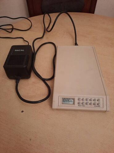 Druga oprema za računare i laptopove: Stari retro modem i adapter za kompjuter.

Nepoznato stanje — 14