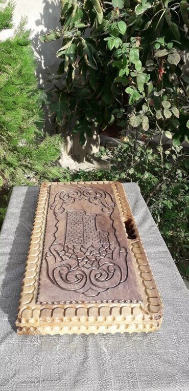 9 cu sinif kollec ixtisaslari ve ballari 2024: Əl işi taxta nərd dəsti. Üzərində müxtəlif naxışlar və ornamentlər