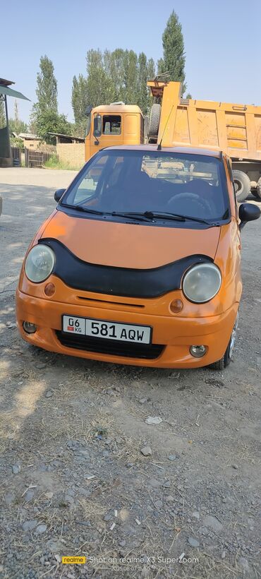отдам в рассрочку грузовой автомобиль: Представленный автомобиль Daewoo Matiz оранжевого цвета, компактный и