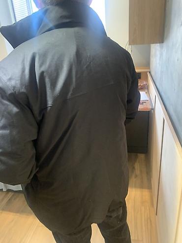 Куртки: Мужская утеплённая куртка, цвет тёмно‑серый/чёрный. Особенности: - — 8