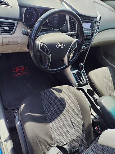 hyundai salon: Hyundai Elantra GT – mavi rəngli, 5 qapılı hatchback. Texniki — 7