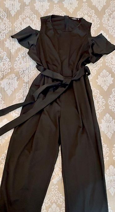 Другая женская одежда: Женский модный комбинезон с открытыми плечами и оборками на рукавах — 1