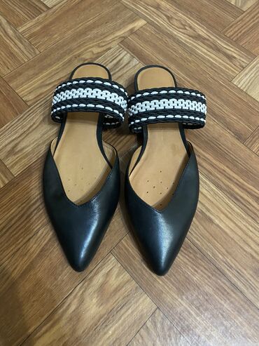 обувь туфли женские: Продаю новые кожаные Мюлиразмер 36,5-37цена 1500 сом