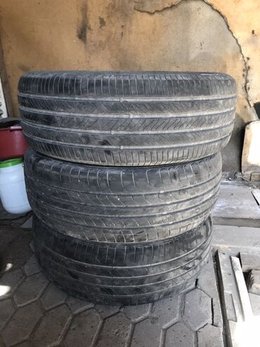 205 r15: Комплект из трех автомобильных шин. Эти шины имеют протектор