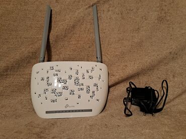 repeater wifi: TP-Link brendinin ağ rəngli simsiz routeri. Bu model iki xarici