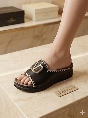 Tərliklər: Qadınlar üçün dəbli slip-on şlepa - Rəng: qara - Üst hissə: dəri — 1