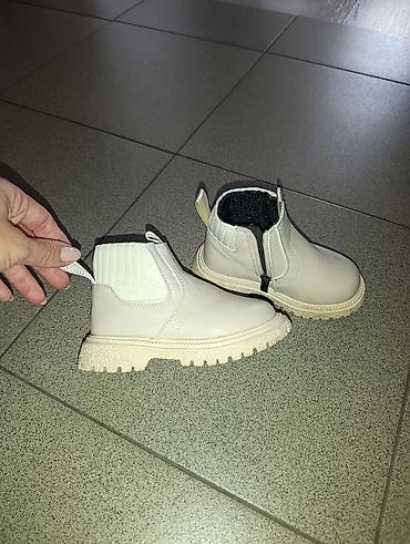 Dečje čizme/gležnjače u krem/beloj boji.
-Gaziste:14cm na lalafo.rs Dečje čizme/gležnjače u krem/beloj boji.
-Gaziste:14cm